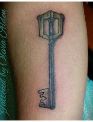 个性纹身：小腿部一把家的钥匙