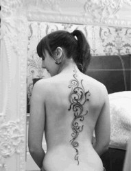 女人背部简单时尚的纹身