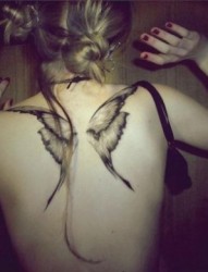 女人的蝴蝶翅膀刺青