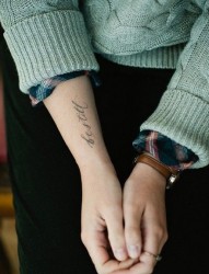 女生手部漂亮的小纹身