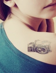 女人肩部的照相机刺青