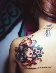 女性肩部个性图案纹身
