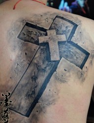 背上的十字架纹身