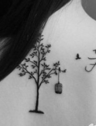 背部小树和小鸟纹身