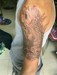 大臂鲤鱼纹身