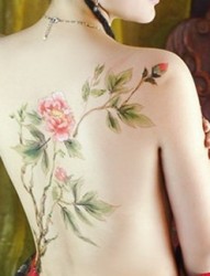 盛开在背部的唯美水墨画纹身