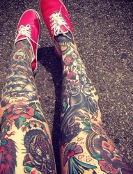 炫酷的彩色花腿纹身