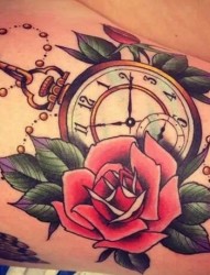 唯美的钟表玫瑰纹身