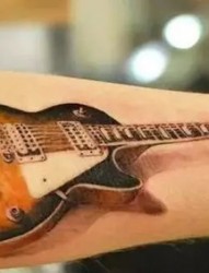 一组逼真的手臂吉他纹身