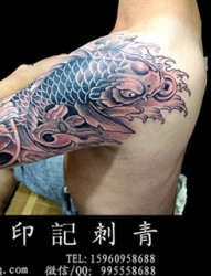 男性大臂鲤鱼纹身