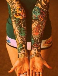 女人手臂漂亮的花臂纹身