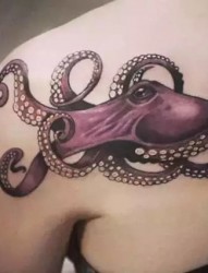另类奇葩背部章鱼纹身