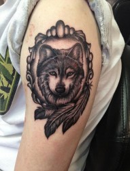 大臂上时尚漂亮的狼头纹身