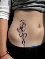 女人腹部漂亮的花朵纹身