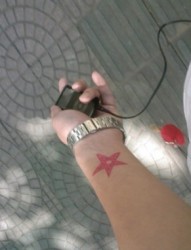 女性手臂红色五角星刺青
