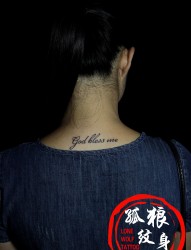 宝坻美女脖子英文纹身