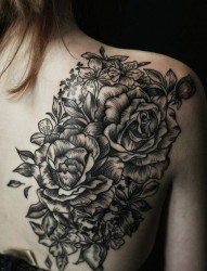 女性肩部黑白玫瑰纹身
