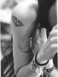 女性手臂钻石简约线条刺青