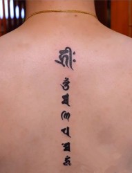 腰背部经典梵文纹身