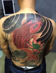 背部彩色鲤鱼纹身