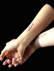 女性手臂小小的字符刺青