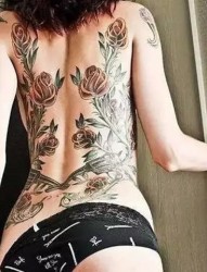 帅气的女性满背纹身