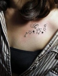 美女胸部的小星星纹身图