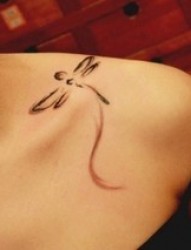女性肩部蜻蜓刺青