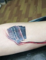 立体滴血刀片纹身图案