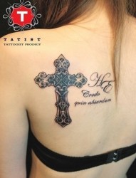 女性后背十字架刺青