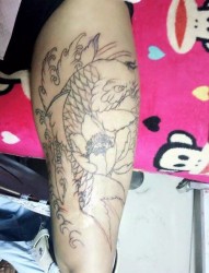 大腿鲤鱼纹身图案