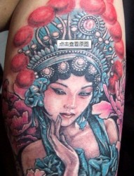 女士手臂彩色花旦纹身图案