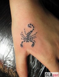 虎口处个性蝎子纹身