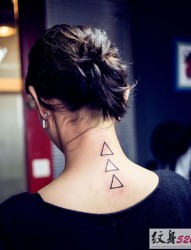 简单时尚的三角形纹身