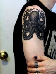 大臂上一只黑黑的章鱼纹身