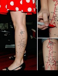 女性腿部小鹿纹身图案