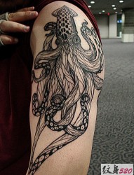 手臂上的另类章鱼纹身