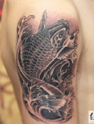 男士大臂鲤鱼纹身图片