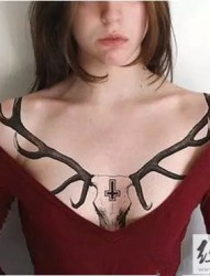 女性胸口上的个性图案
