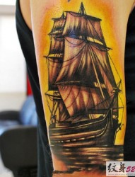 男士手臂复古帆船纹身
