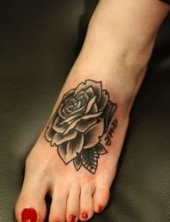 脚背好看的玫瑰纹身