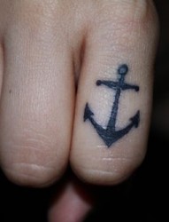 手指上小小的船锚纹身