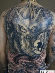 男人背部经典霸气的满背龙纹身图案