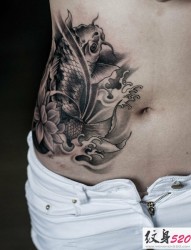 时尚个性的腰腹部鲤鱼纹身