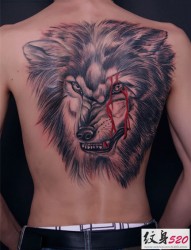 背部凶狠嗜血的狼头纹身