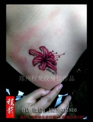 美女胸口个性时尚的彩色花朵纹身 程龙纹身馆 