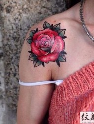 娇艳欲滴的红玫瑰纹身图案