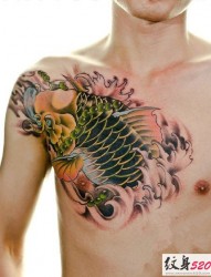 胸部胸前漂亮的彩色鲤鱼纹身