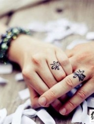 携手一生的情侣手指戒指纹身