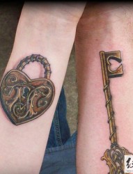 浪漫的钥匙锁匙情侣纹身